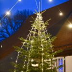 Der Weihnachtsbaum, das Herz des Weihnachtsmarktes schmückt den Kirchenvorplatz.